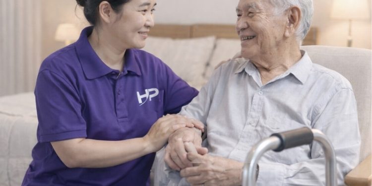 Giải pháp giúp việc chăm sóc người già tại Hà Nội an tâm