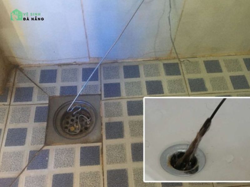 Dùng móc nhôm tự chế để lấy rác ở phễu thoát sàn